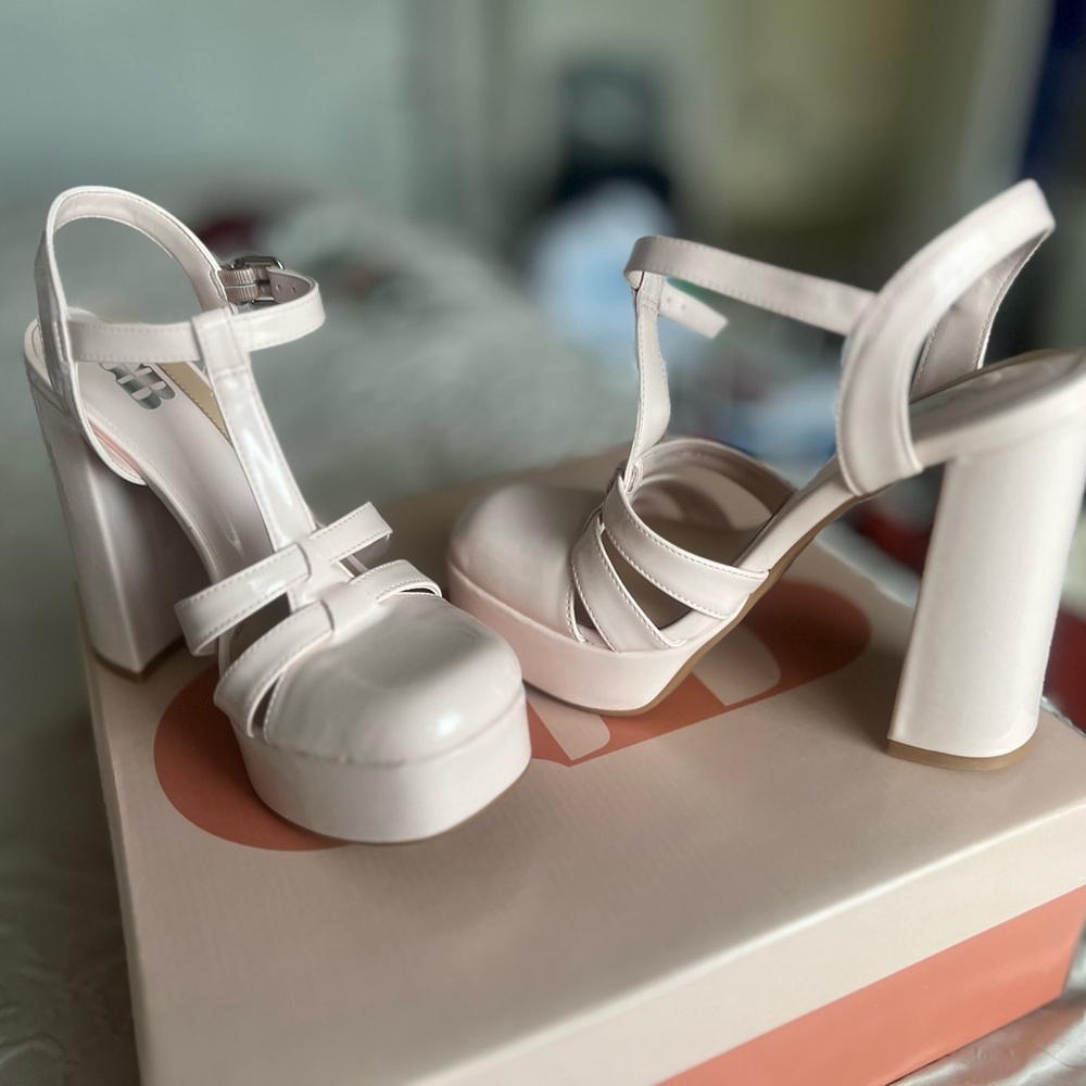 Brand new baby pink chunky hills